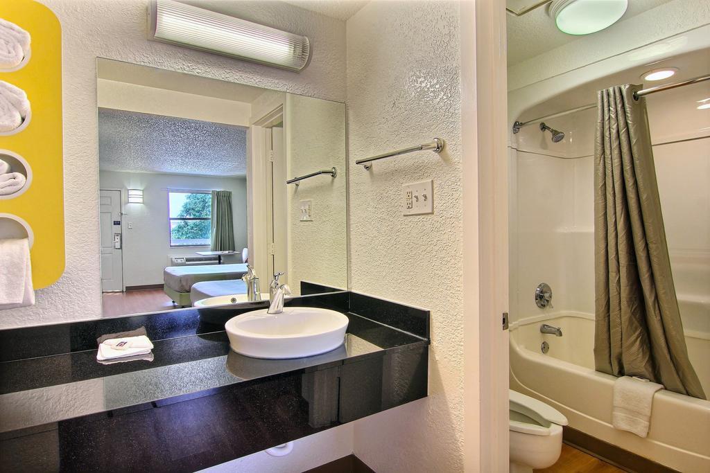 Hotel 6 Austin, Tx - Central Downtown Ut 2*