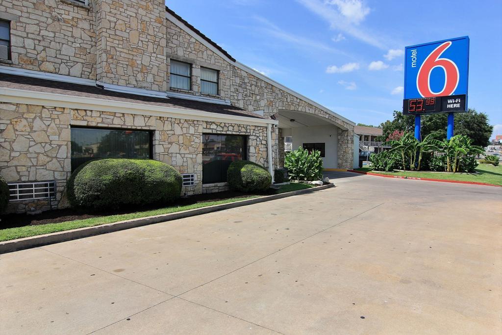 Hotel 6 Austin, Tx - Downtown Ut
