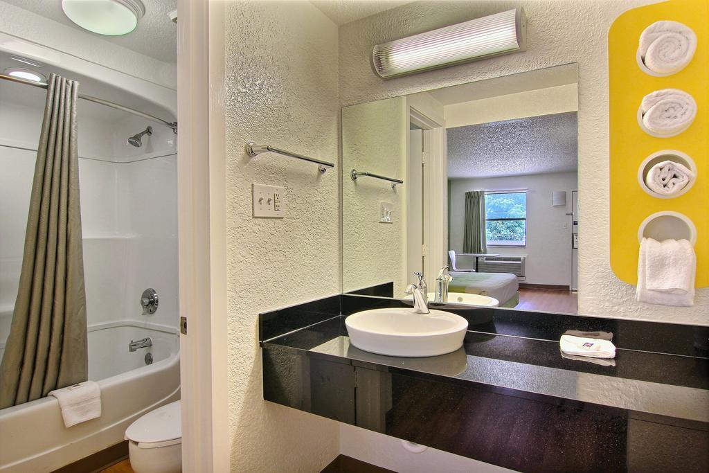 6 Austin, Tx - Downtown Ut Hotel