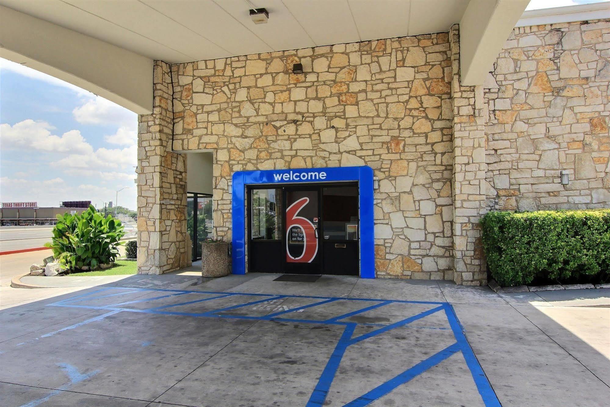 6 Austin, Tx - Downtown Ut 2* Austin