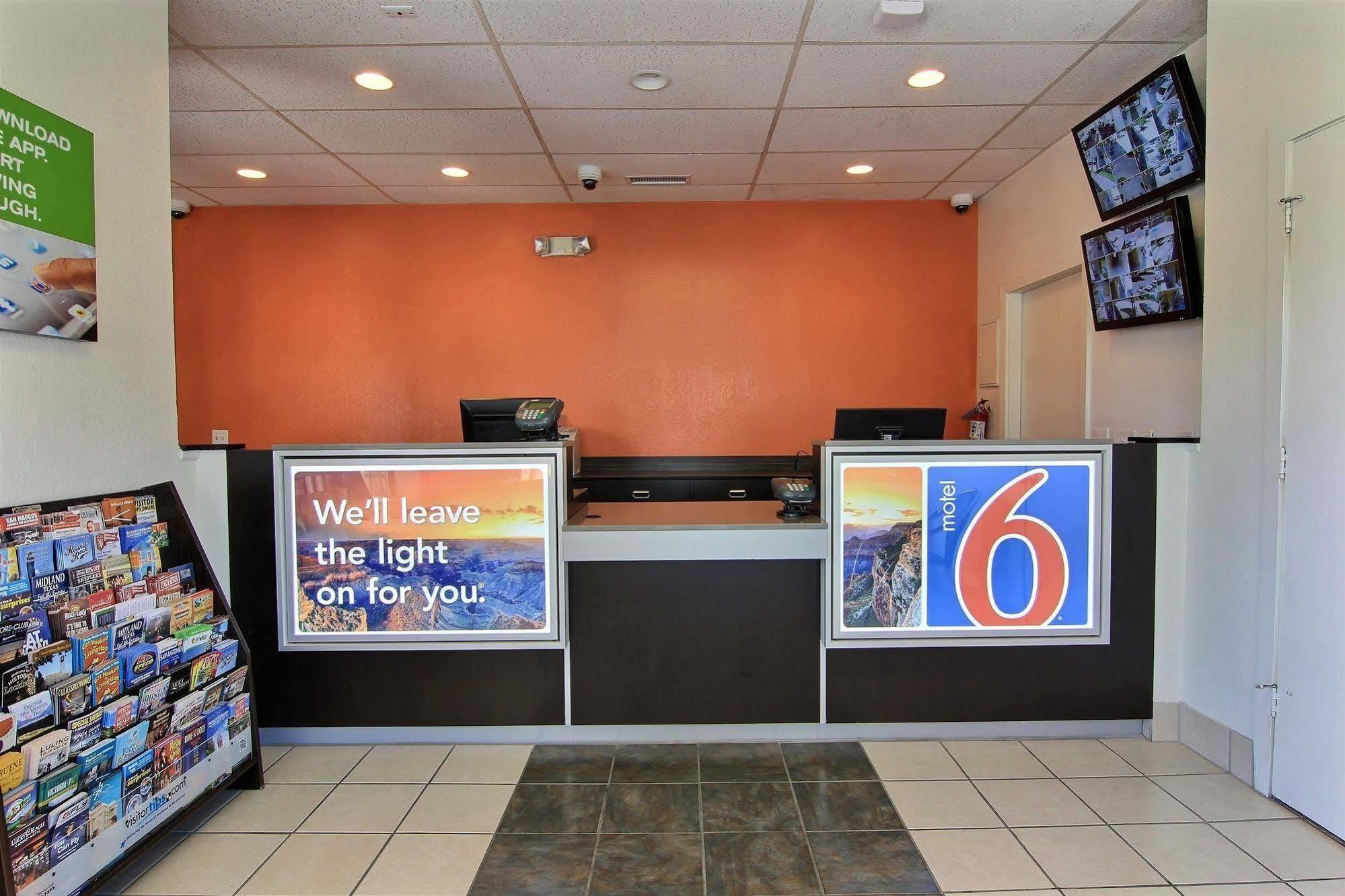 Hotel 6 Austin, Tx - Downtown Ut 2*