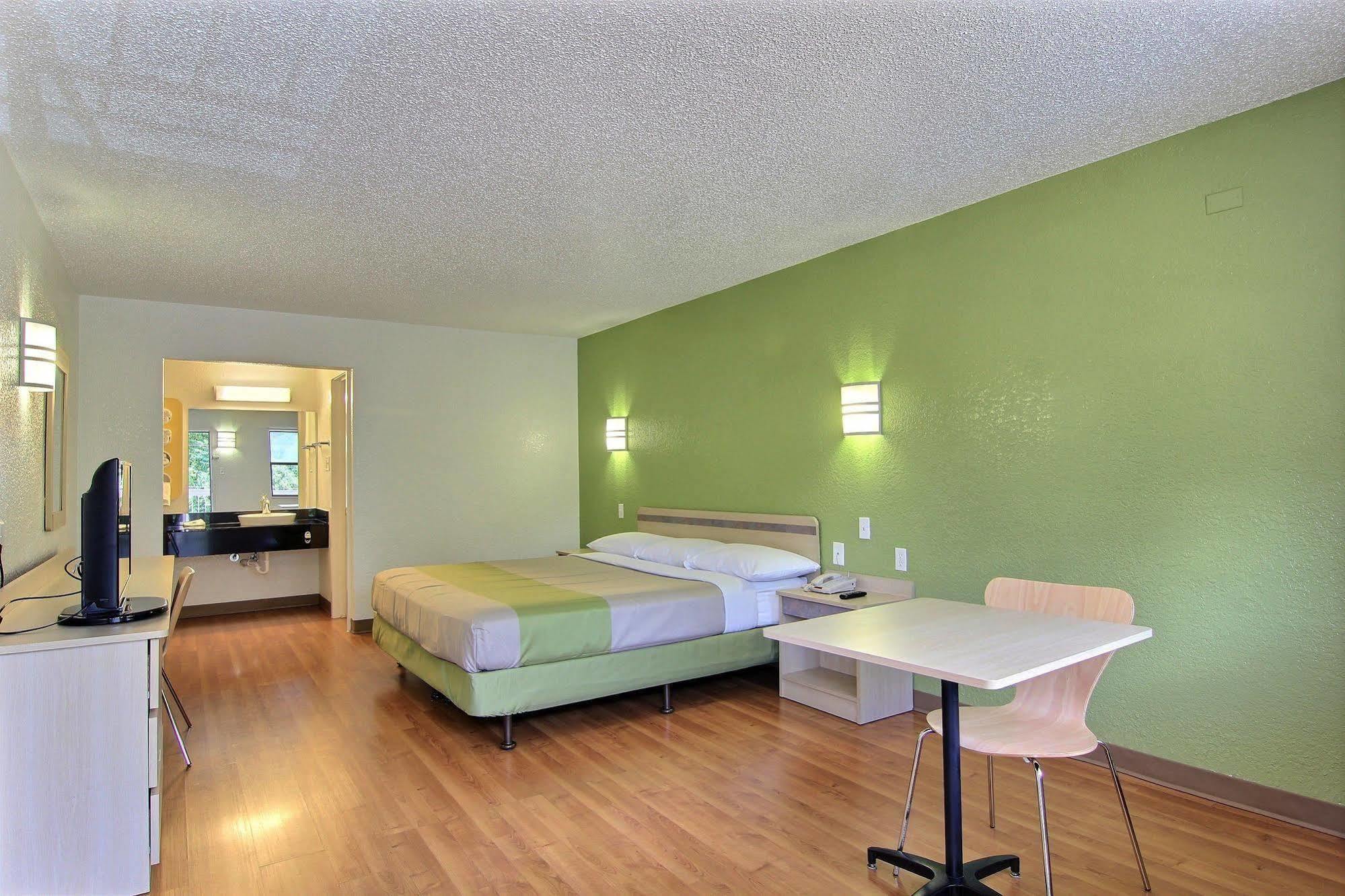 Hotel 6 Austin, Tx - Downtown Ut 2*
