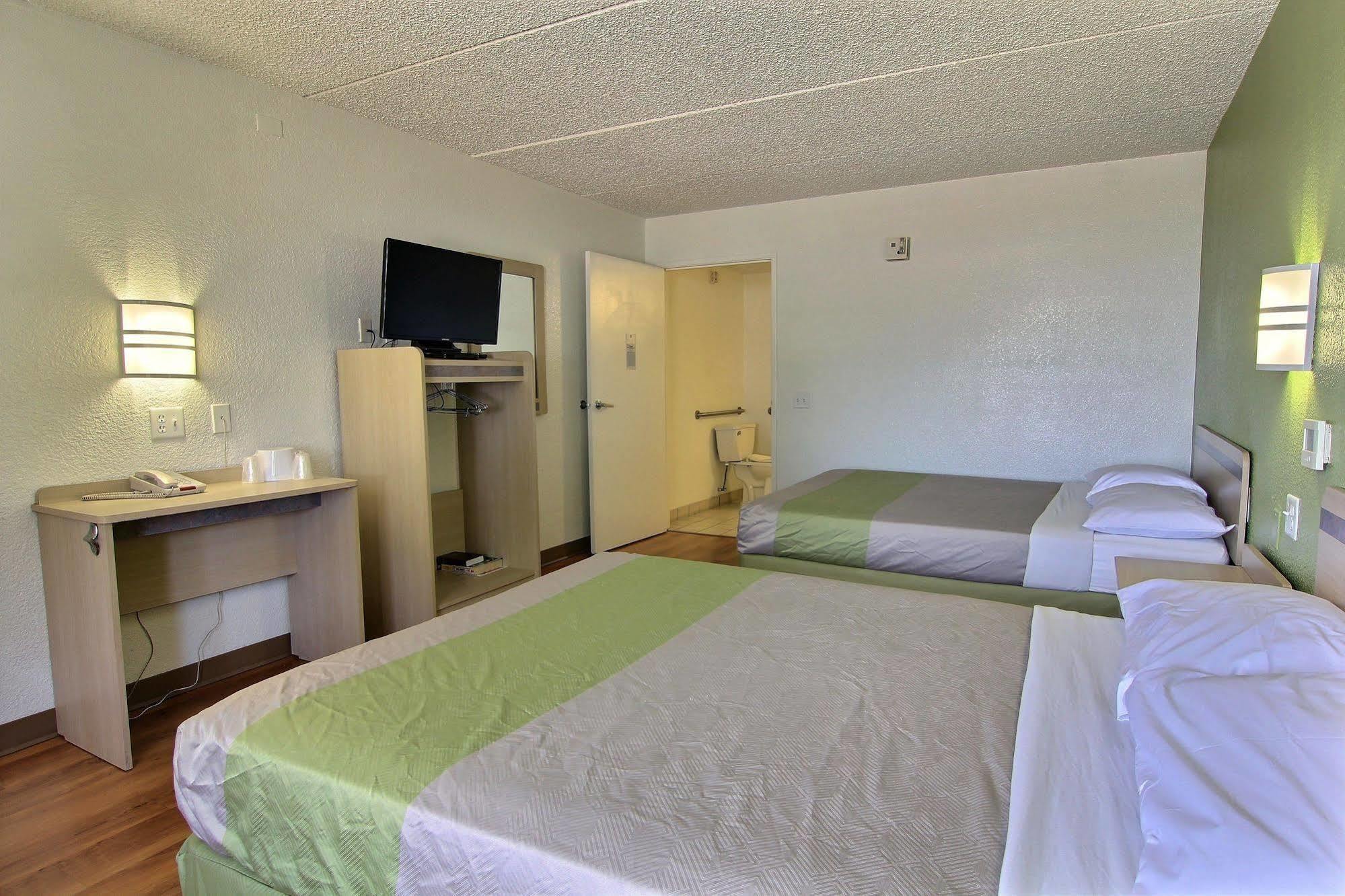 Hotel 6 Austin, Tx - Downtown Ut 2*
