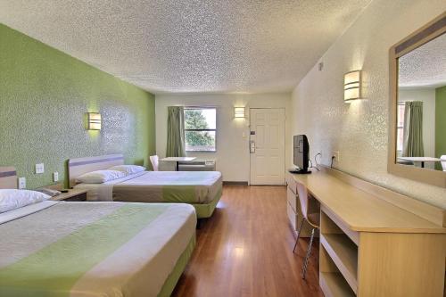 Hotel 6 Austin, Tx - Downtown Ut 2*