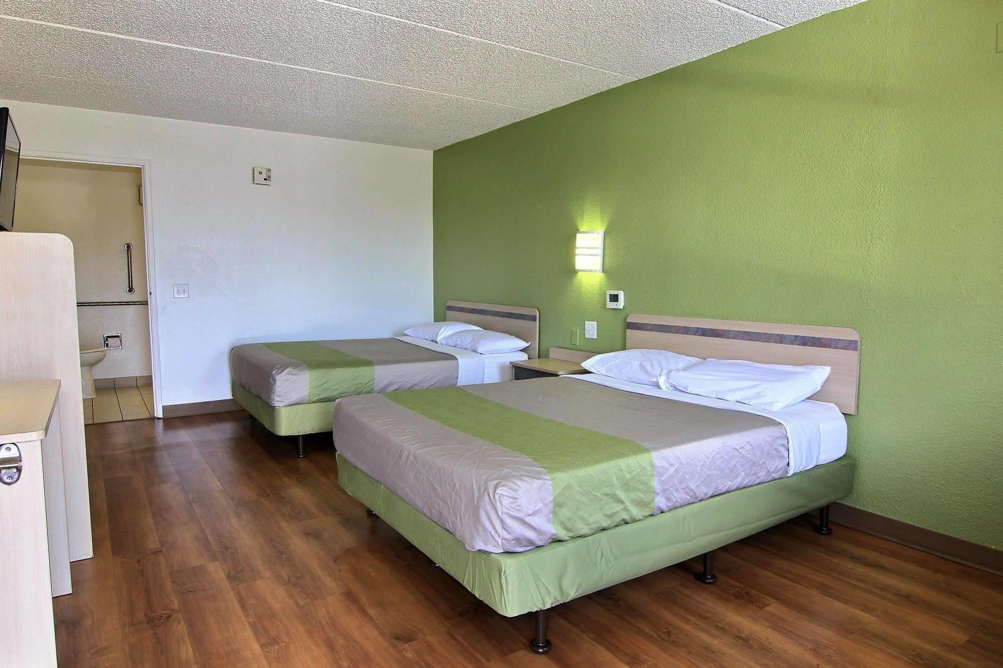 Hotel 6 Austin, Tx - Downtown Ut 2*