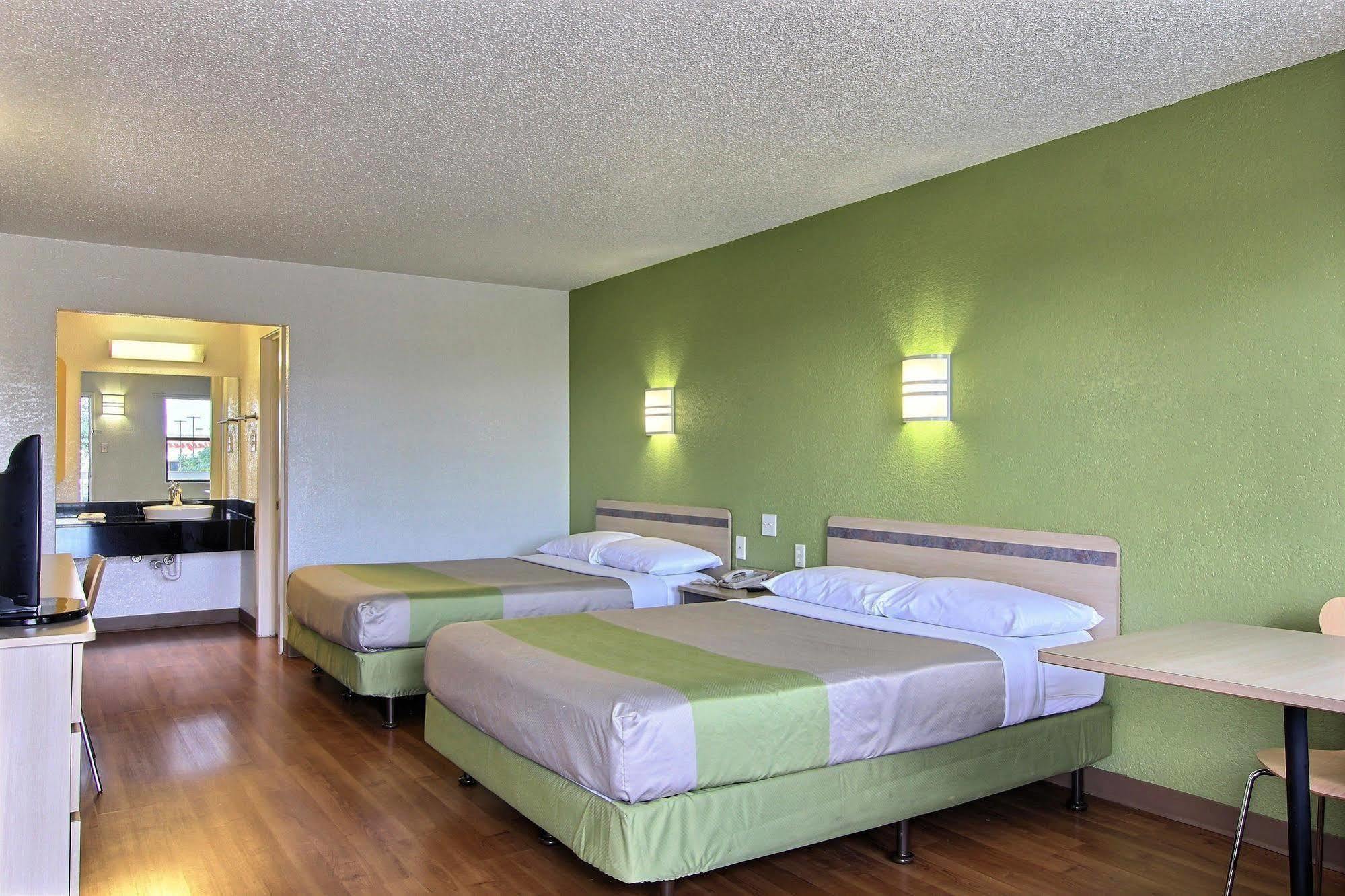6 Austin, Tx - Downtown Ut Hotel